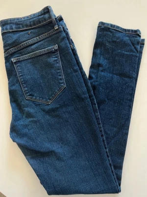 Blå High Waist H&M Jeans - Blå high waist/högmidjade skinny ankle/ avsmalnad ankel jeans från H&M. I väldigt bra skick. Storlek 28, normal i storleken.