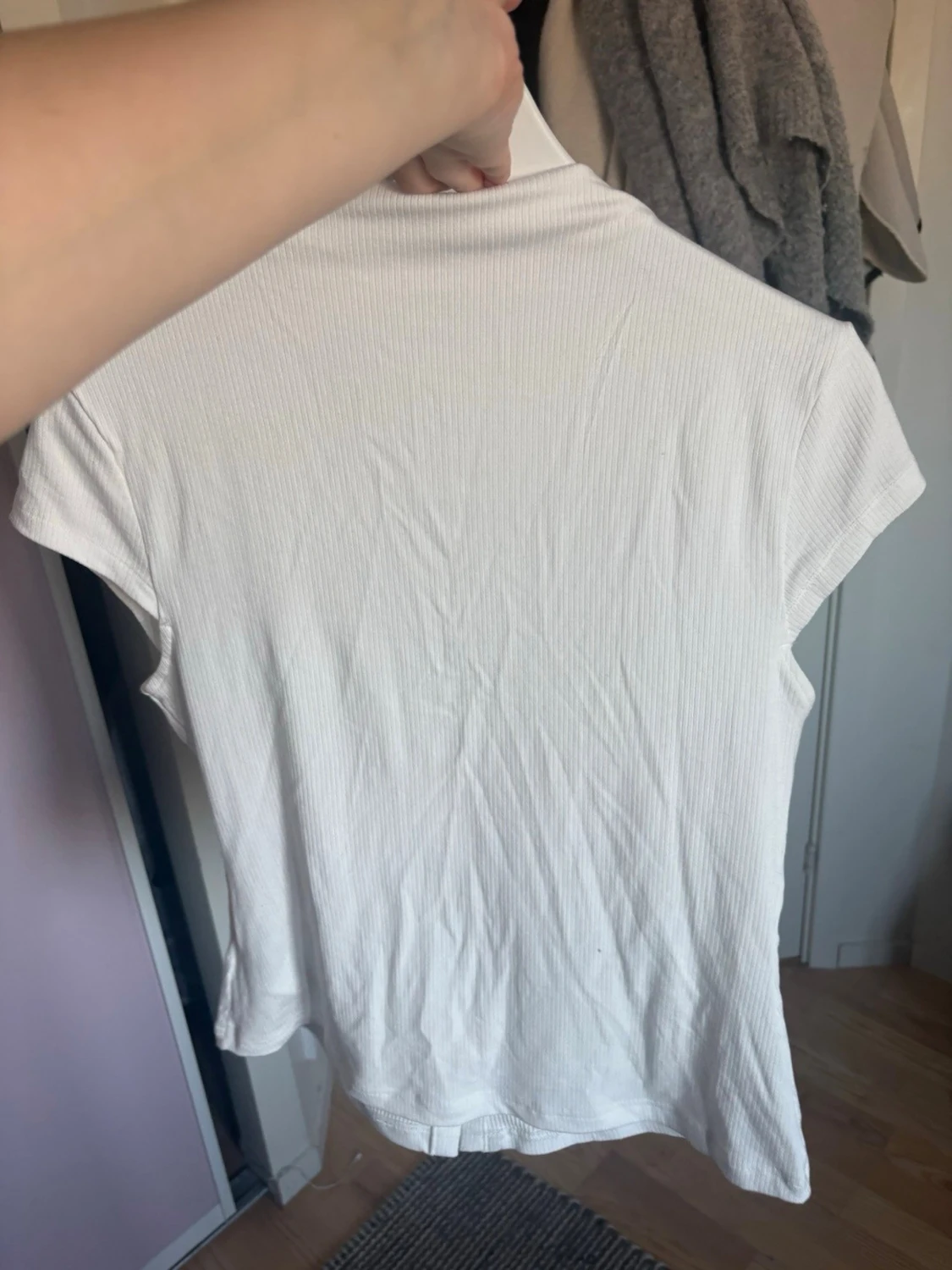 Vit ribbad topp med knappar ☁️☁️ - 1