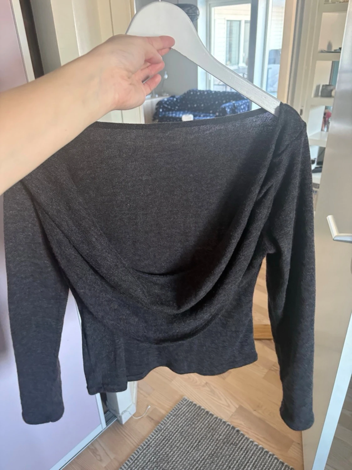 Mörkgrå långärmad topp med öppen rygg - 1