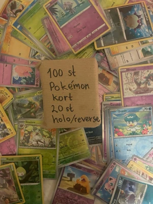 Pokémonkort säljes – 100 kort per paket - Ca 20 holo/reverse holo, ca 50 Pokémon och resten tränarkort (minst 5 supporter). Inga energikort och få eller inga dubletter. Ej värderade styckvis.  Pris: 99 kr/st
