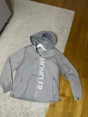 Moncler Windbraker  - Helt ny Moncler Windbraker i storlek 2- vilket innebär M. Aldrig använd helt ny.
