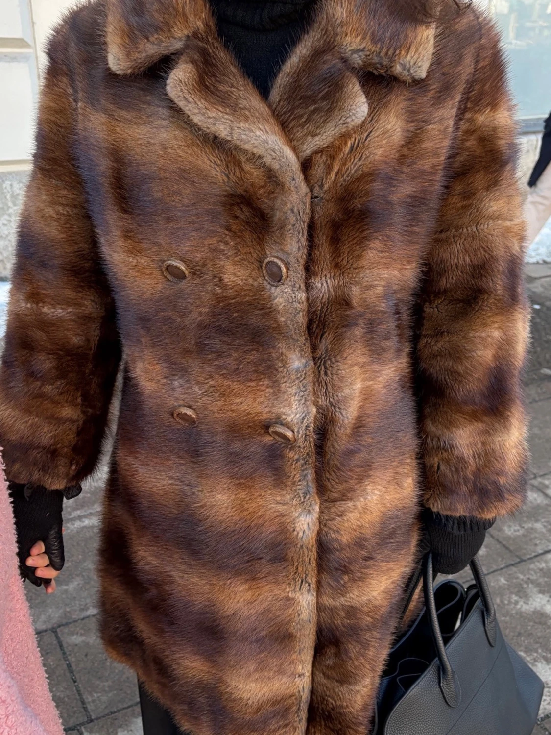 Brun päls kappa med dubbelknäppning - 1