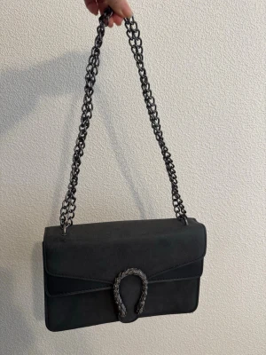 Svart/mörkgrå elegant axelremsväska  - Säljer en fin och elegant svart/mörkgrå axelremsväska knappt använd. ☺️