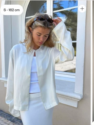 Vit satinblus fjärd avenue  - Säljer denna satin cardiganen från djerf avenue. Nyskick😄🩷