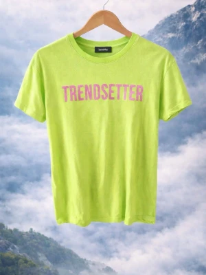 Limegrön T-shirt från Bershka - Snygg limegrön T-shirt från Bershka med trycket 'TRENDSETTER' i rosa på bröstet. Klassisk rund halsringning och korta ärmar. Perfekt för dig som vill sticka ut och visa din stil.