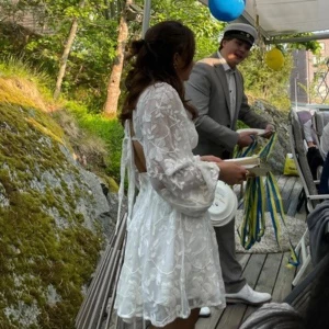 Vit blommig kortklänning med volang - Superfin vit kortklänning med blommigt mönster och volangdetaljer. Klänningen har v-ringning, långa puffiga ärmar och öppen rygg. Perfekt för sommarens alla tillfällen och ger en romantisk vibe. Passar jätte bra för er som är mellan storlek 34-38 ( knytet i ryggen gör storleken väldigt skysterbar) 