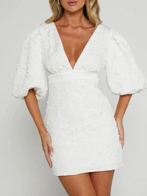 INTRESSEKOLL - Har denna superfina klänningen från showpo som är väldigt eftertraktad. får jag ett bra bud säljer jag den gärna!!! använd en gång på studenten men helt felfri. Högsta Bud:1800kr