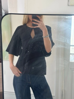 Supersnygg svart blus - Säljer denna supersnygga svarta blusen från Zara med rosett i ryggen🖤 Endast använd 1 gång🖤