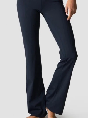 Mörkblå utsvängda träningsbyxor  - Snygga mörkblå leggings med bootcut-modell och hög midja. Stretchigt material som sitter skönt. Stl S Tall från Iciw. Nypris 799. Säljer då jag har flera andra som passar mig bättre. Passar någon som är 170-173 skulle jag säga