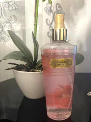 Victorias secret parfym - Victorias secret parfym 250 ml. Inte mycket använd men se alla bilder. 