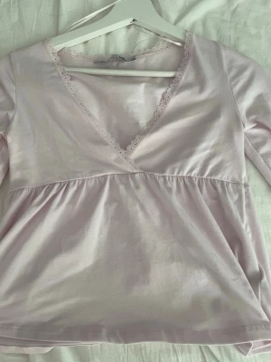 Ljusrosa omlottopp med spetskant - Säljer denna söta rosa toppen med spets då den bara kommit till användan 1 gång. skriv prisförslag!🩷