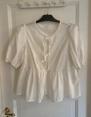 Vit knytblus med puffärm och volang  - Super fin vit blus som man knyter som rosetter framtill. Puffärmar✨ Storlek S🌸 Från Shein  