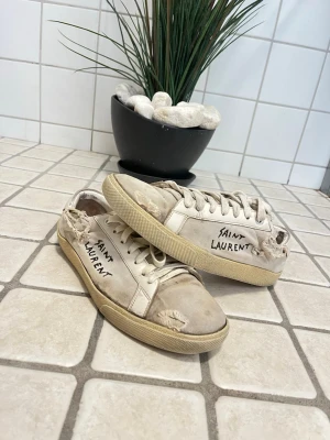 Saint Laurent vita låga sneakers - Äkta sneakers från Saint Laurent i storlken 41-42 