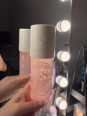 Sol de Janeiro Brazilian Crush 68 mist - Fräsch body mist från Sol de Janeiro i doften Brazilian Crush Cheirosa 68. Flaskan är cylinderformad i rosa plast med vit kork och har en modern, stilren design. Doften har inslag av jasmin och pink dragonfruit, perfekt för dig som gillar söta och fruktiga parfymer.