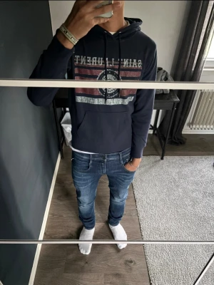 Saint Laurent hoodie - Tja, säljer en fet mörkblå Saint Laurent hoddie i storlek S, modellen är 178 cm lång och tröjan är lite liten i storleken så passar runt 170-175, pris går att diskutera vid snabb affär💯🍾🍾