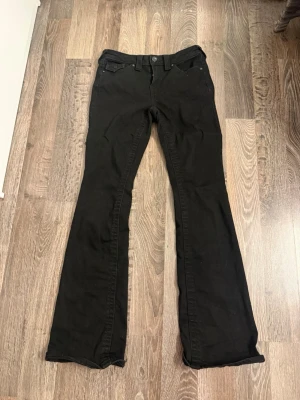 Svarta bootcut jeans från True Religion - Snygga svarta jeans i modellen Becca Mid Rise Bootcut från True Religion. 
