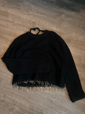Svart stickad tröja med diamantfransar - Super snygg tröja köpt i usa aldrig använd, stickad o super super mjuk, köpt för 500kr storlek xl men passar mig som är S om man vill ha lite oversized 