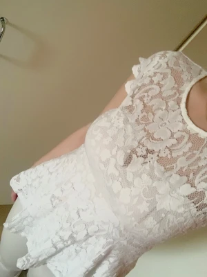 Vit spetsblus från Gina Tricot - Säljer en söt vit blus från Gina Tricot med spetsmönster. Perfekt för dig som gillar romantisk stil och vill ha något luftigt och fräscht till sommaren. Endast använd enstaka gånger och i bra skick. 