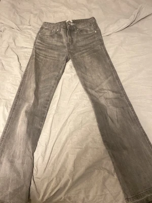 Gråa 90’s boot  - Snygga gråa jeans från lager. Använda men inget som syns. Har sprättat upp dom för dom skulle passa i längden men man kan nog sy tillbaka dom om så önskas.❤️