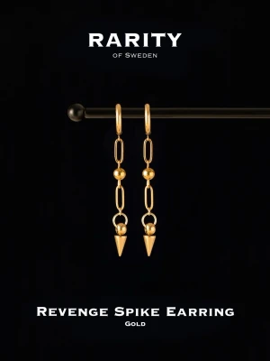 Guldörhängen med spikes från Rarity - Snygga guldörhängen från Rarity of Sweden med kedjedetaljer, små kulor och spetsiga spikes längst ner. Örhängena har en modern och edgy design som sticker ut och ger en cool vibe till din look.