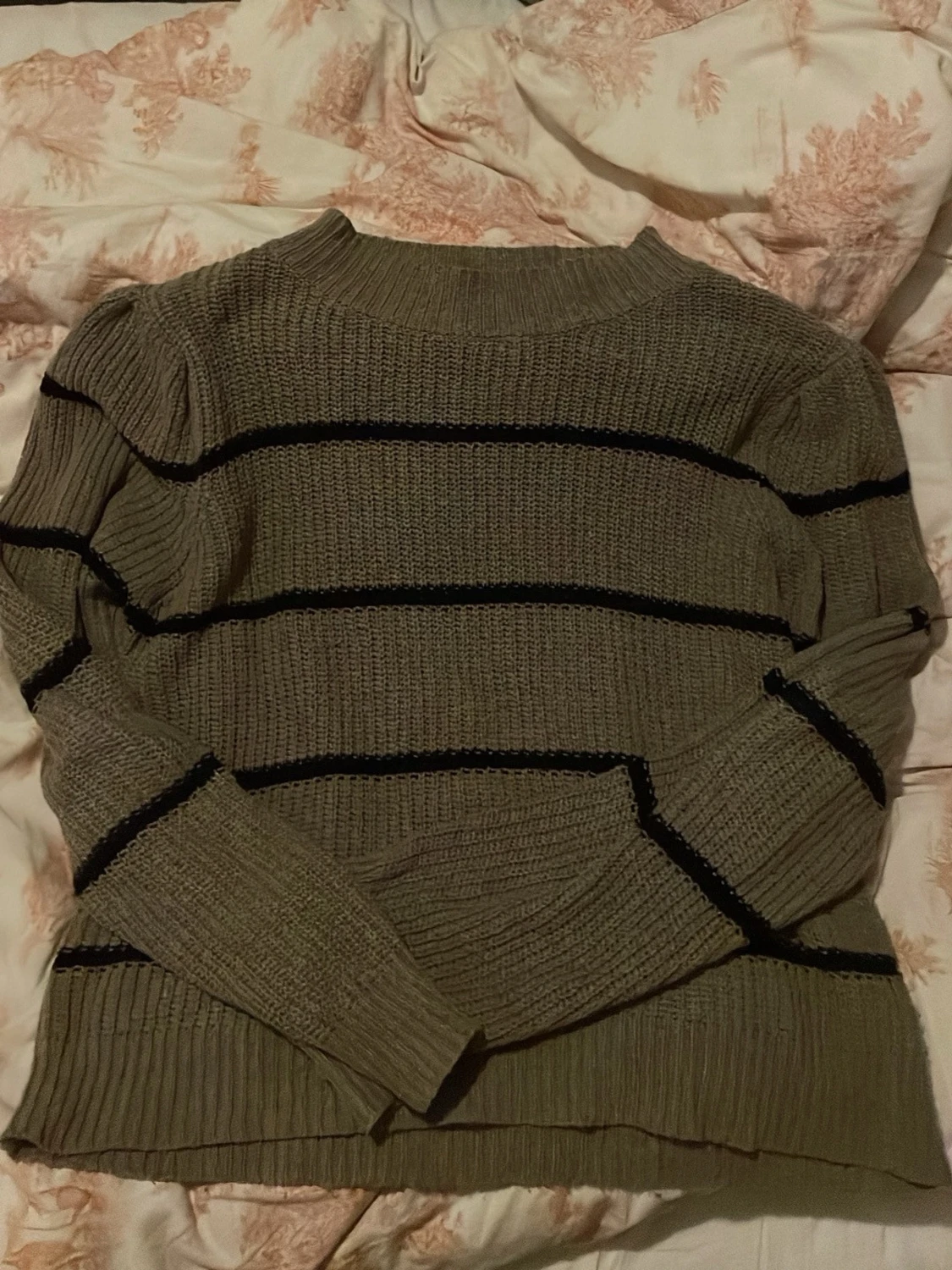 Olivgrön stickad tröja med svarta ränder