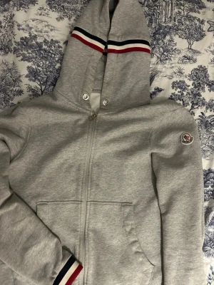 Moncler zip up  - Använd men inga hål skicka dm vid frågor 😁