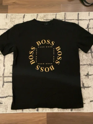 Hugo Boss  - Säljer en Hugo Boss T-shirt som är i perfekt skick och går att matcha på olika stiller, perfekt färdig som vill gå ut i en lyxig vibe. Först till kvarn, Svarar snabbt. Ifall du undrar över något skriv! Passa på!