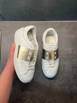 Valentino opens dam storlek 35-36 - Säljer ett par valentino opens dam| Storlek:35 passar 36| Skick:8/10| Pris:1399| vid snabbt köp kan pris diskuteras| Vid frågor och funderingar är de bara och höra av sig ‼️