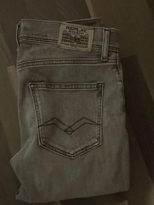  jeans från Replay - Snygga grå jeans från Replay i stl 164/s.