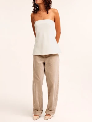 Vit tubbtopp - Snygg vit tubbtop med axelbandslös design och lätt utsvängd passform. Toppen är enkel och stilren, perfekt att matcha med jeans eller kjol. Tillverkad i mjukt material som känns skönt mot huden. Tröjan har ALDRIG används och är helt ny.