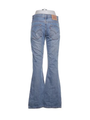 Levi's 516 bootcut jeans - Säljer ett par ljusblå Levi's jeans med bootcut passform och klassiska fem fickor. Väldigt snygga men tyvärr försmå för mig! W 29 (78 cm) L 34 (82 cm)