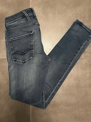 Replay Anbass - Snygga replay Anbass med cool wash👏 Storlek W30 L34, bara att höra av sig för mer information eller fler bilder! Bra skick men ett litet hål vid midjan (kan ses på bild 3) borde kunnas lösas relativt enkelt.