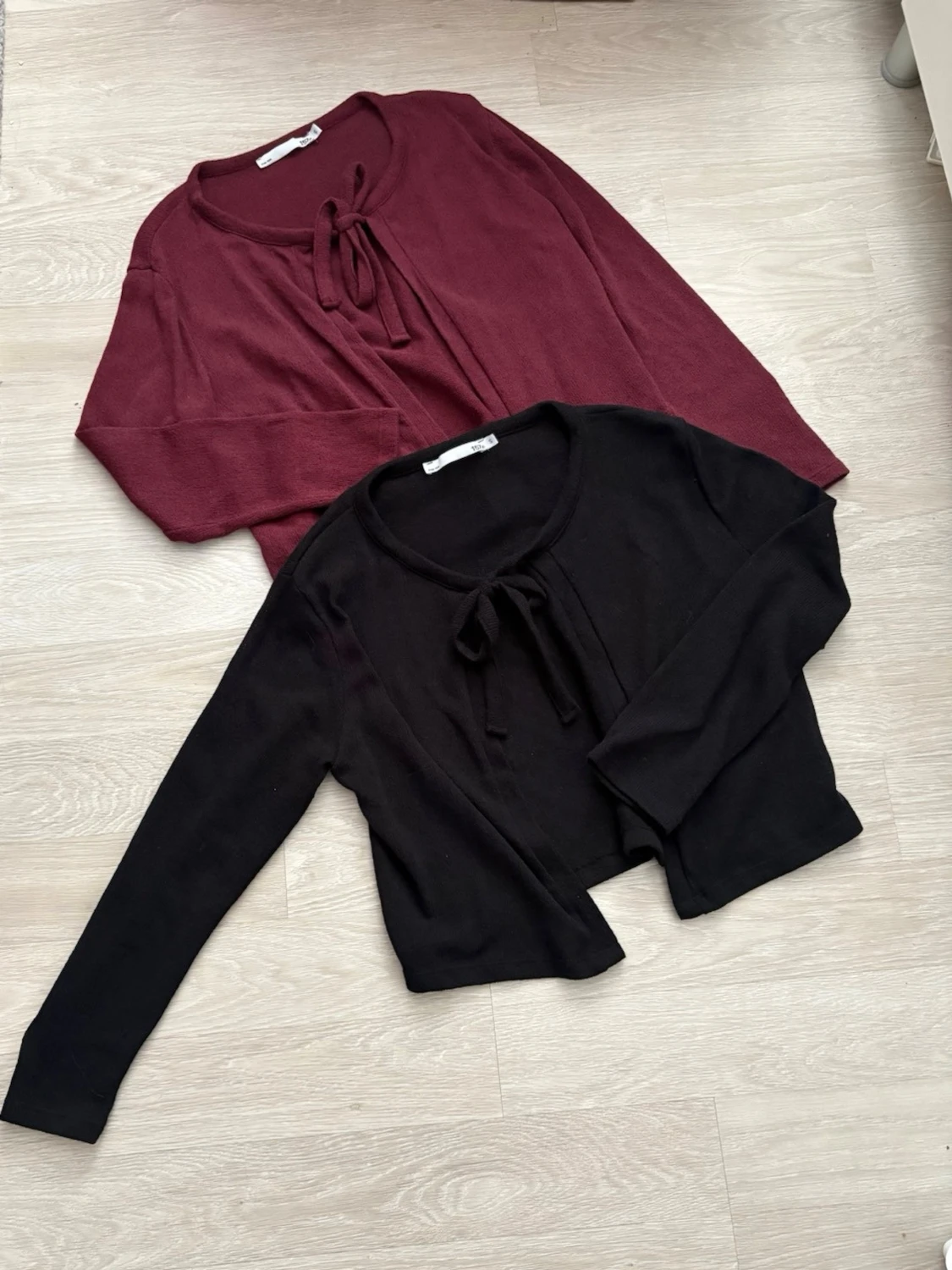 Två knytkoftor i vinrött och som strl S