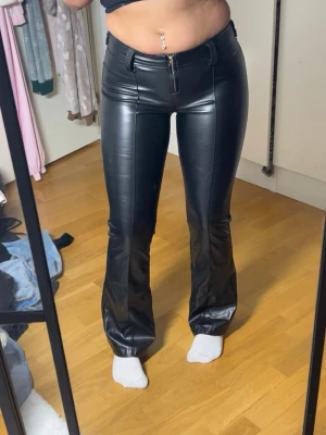 Skinnbyxor new Yorker  - Populära Skinnbyxor med dragkedja från new Yorker / fb sisters. Storlek XXS enligt lapp men passar xs-s bättre då de är stora i storleken. Jag brukar ha 36/s i byxor och dessa passar mig perfekt.  Innerbenslängd: 80 midjemått:34 stretch till 40.  Köp sker via köp nu, jag postar inom 24h. Kvar tills markerad såld