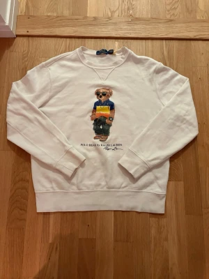 Vit polo bear  - 100% äkta polo bear hoodie i storlek M. Mycket bra skick.