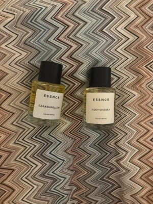 ESSNCE Carashmellow & Very Cherry parfym - Två parfymer från ESSNCE: Carashmellow och Very Cherry. Doftar super gott! 🍭💖🌸