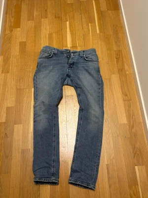 Nudie jeans - Schyssta nudie jeans i modellen grim tim, storleken är 30/30. Finns små hål på jeansen därav priset. Men går nog att laga hyfsat enkelt!