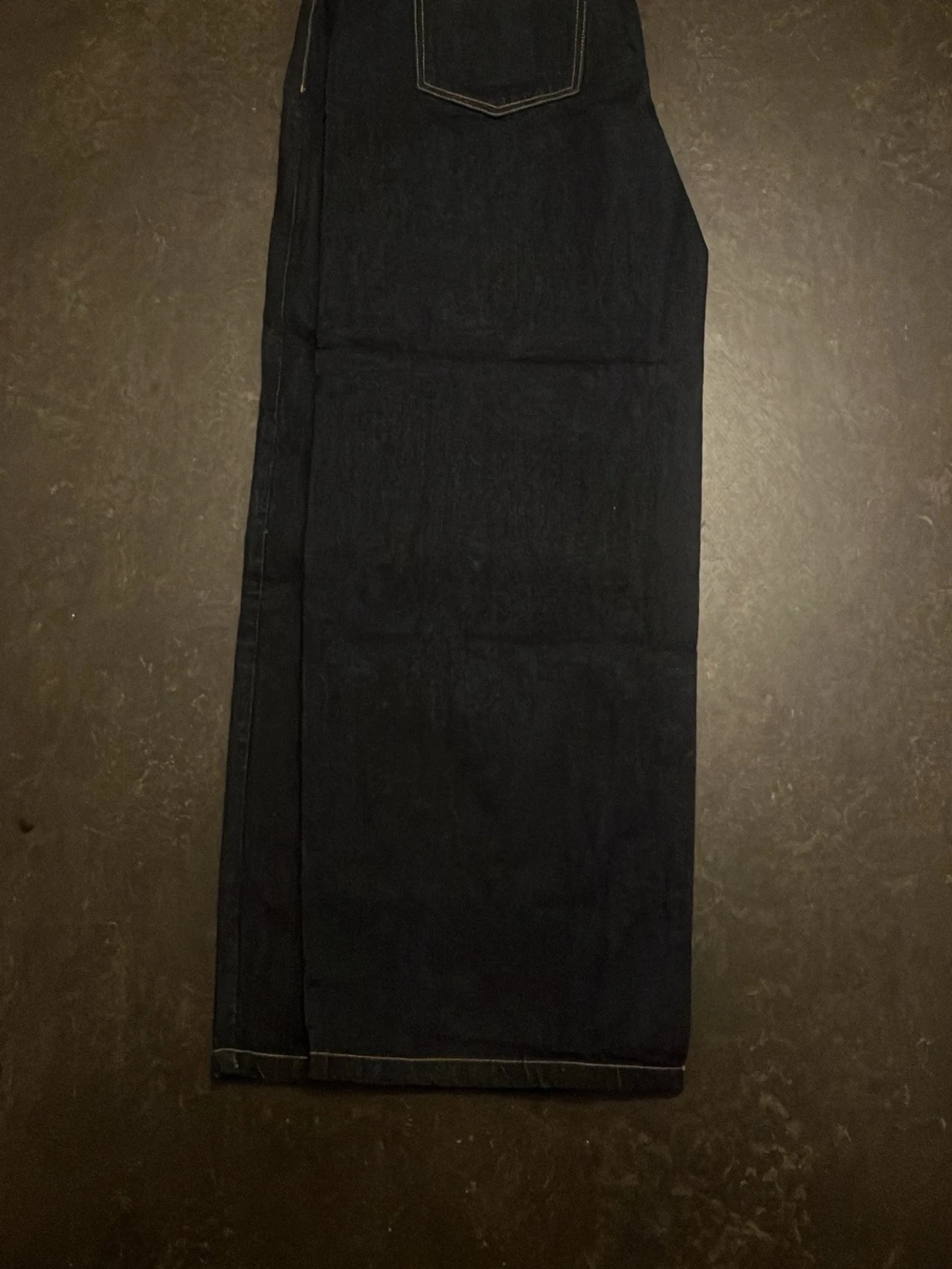 Helt nya mörkblå raka jeans