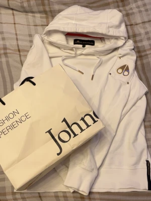 Vit hoodie från Moose Knuckles - Säljer en riktigt fet moose knuckles hoodie som min vän köpte från johnells. Bara att skicka ett meddelande om du undrar över nått