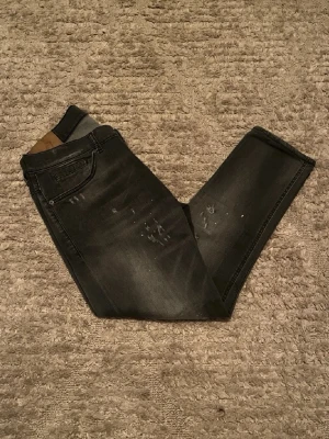 Dondup George jeans  - Hej jag säljer ett par otroligt unika Dondup George jeans med sällsynt slitning i riktigt snygg grå färg perfekt för dig som vill ha ett par kvalitetsjeans med grym passform. Nypris ≈ 4000kr, mitt pris 1299kr.  Skick: 9/10 Storlek: W35 Midja: 40cm Lår: 25cm Ytterlängd: 90cm Innerlängd: 66cm  Skriv gärna om du vill ha fler bilder eller har frågor!