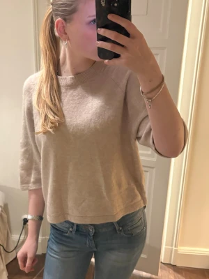 Beige stickad t-shirt! - Säljer en beige stickad T-shirt! Hör av er vid frågor eller om fler bilder önskas osv. Priset kan diskuteras!🩷🩷