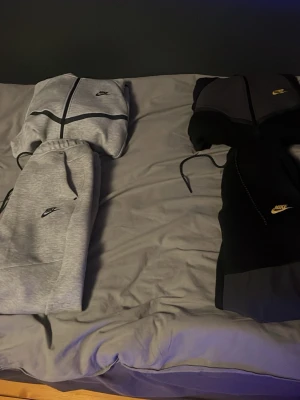 Nike tech - Säljer två par Nike tech dräkter kan köpas separat. Då tröjorna kostar 850 kr och byxorna 700 kr. De är knappt använda. Skriv vid köp och pris kan diskuteras