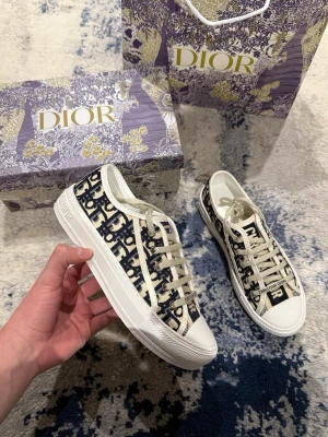Svarta dior sneakers - Väldigt fina dior skor för dam. Allt på bilderna tillkommer! Pris kan diskuteras vid snabb affär!