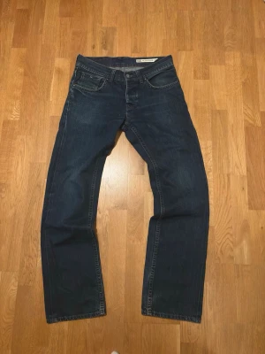 Vintage Tommy Hilfiger Jeans - Vintage straight leg jeans.  Brand: Tommy Hilfiger Tagged size: 31/34  Waist (flat): 40cm Length: 106,5cm Leg opening: 21,5cm  Follow my profile for 10% off your purchase!  More jeans available on my profile.  Nr: 37