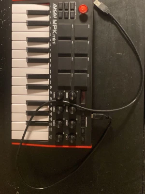 Akai MPK Mini MIDI-kontroller - Bästa och mest prisvärda entry level midi keyboardet, ord pris 1100. Har enbart blivit använd fåtal gånger och är i princip i nyskick. Boxen saknas men jag ser till att packa det på ett säkert vis då det är en hyfsat ömtålig produkt.