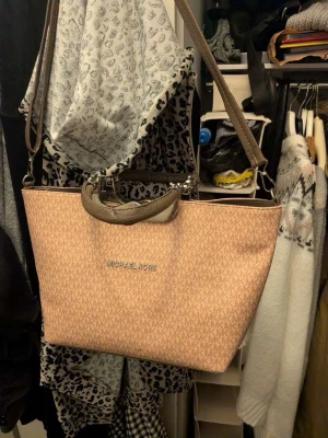 Äkta fake MK väska - Snygg väska som man kan ha med sig överallt , fint skick har används lite. Man kan ha som axel & handväska.