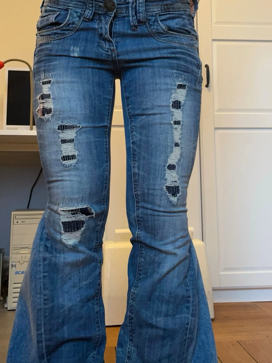 Lågmidjade jeans med slitningar  - 4