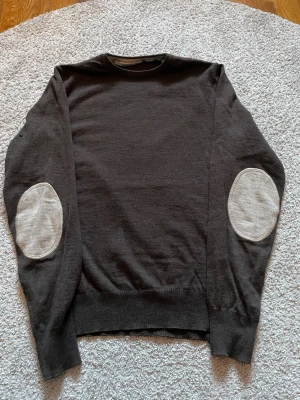 Brun Stenströms Tröja  - Tja! Säljer denna riktigt fina Stenströms tröjan i 100% merinoull! Väldigt bra skick med snygga armpads. Storlek M men skulle säga att den sitter som en S. Skriv gärna vid frågor eller funderingar😊