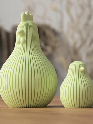 Gröna dekorativa figurer i plast - Två stilrena, ljusgröna dekorationsfigurer i plast med räfflad yta och droppformad design. Figurerna har små runda detaljer på toppen och sidan, vilket ger dem ett lekfullt och modernt uttryck. Perfekta som inredningsdetaljer i hemmet.