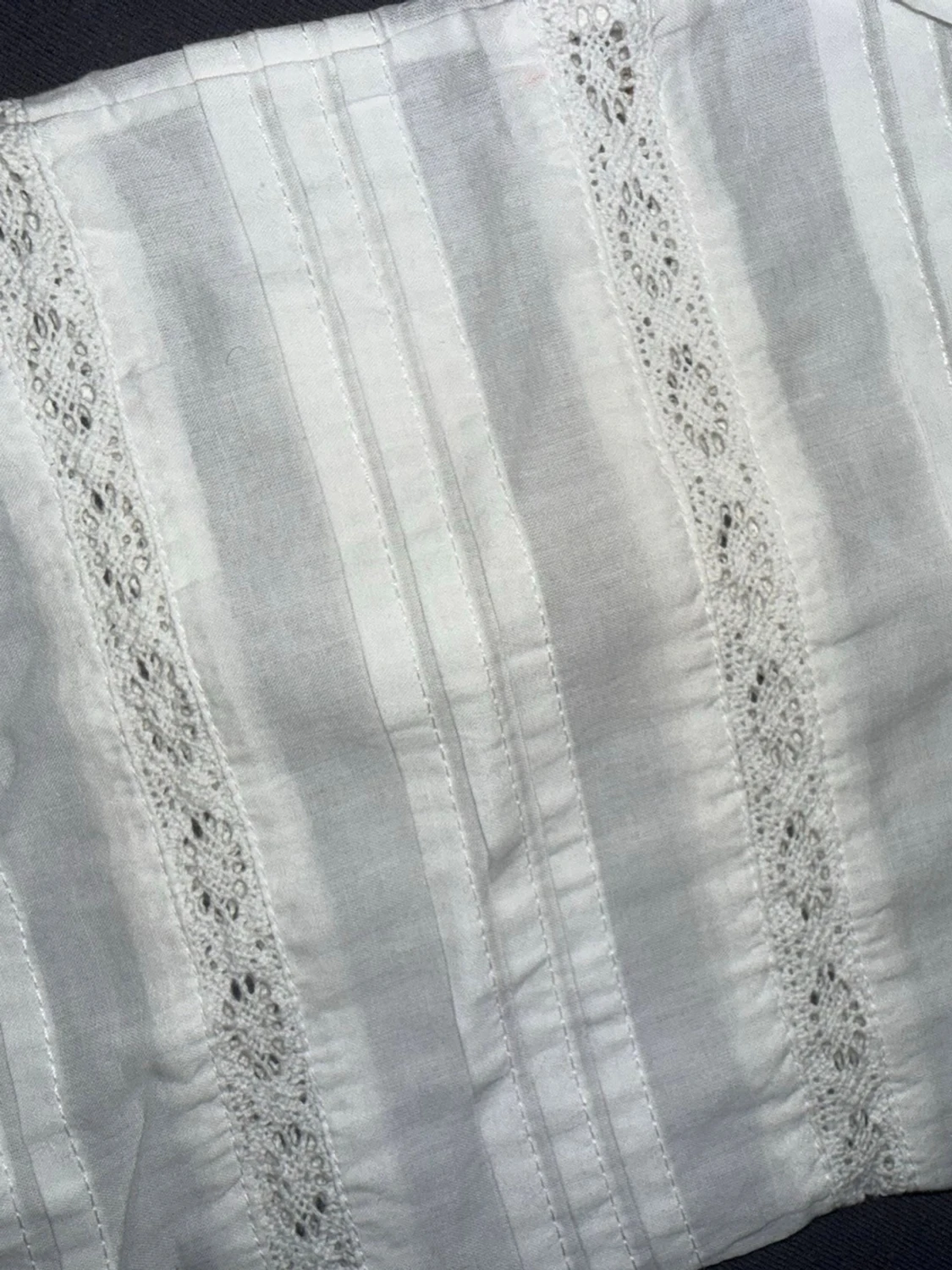 Vit blus med spetsdetaljer och knappar - 1